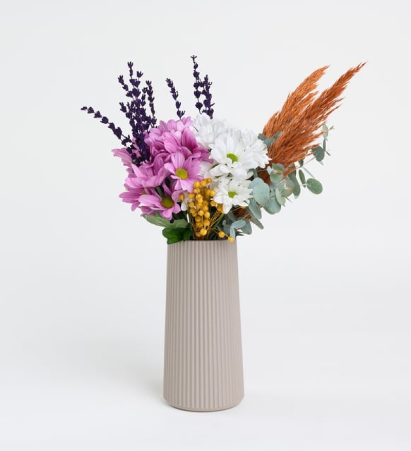 Bej Çizgili Polimer Vazoda Pembe ve Beyaz Papatyalar