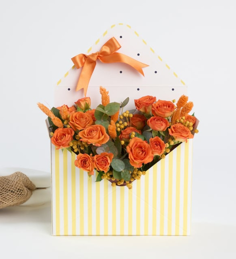 Sarı Çizgili Zarfta Turuncu Çardak Güller