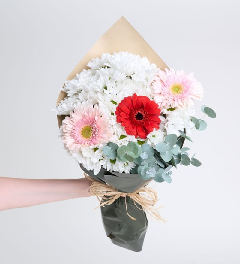 Yeşil Kahve Bukette Papatyalar ve Gerberalar