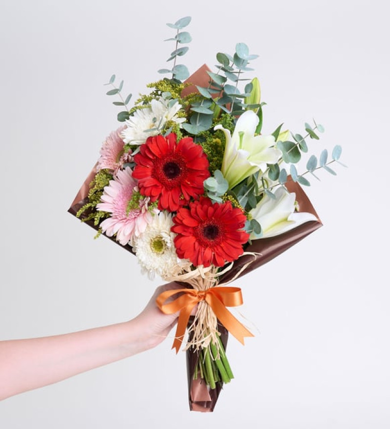 Koyu ve Açık Kahve Bukette Gerberalar ve Lilyum Zambak