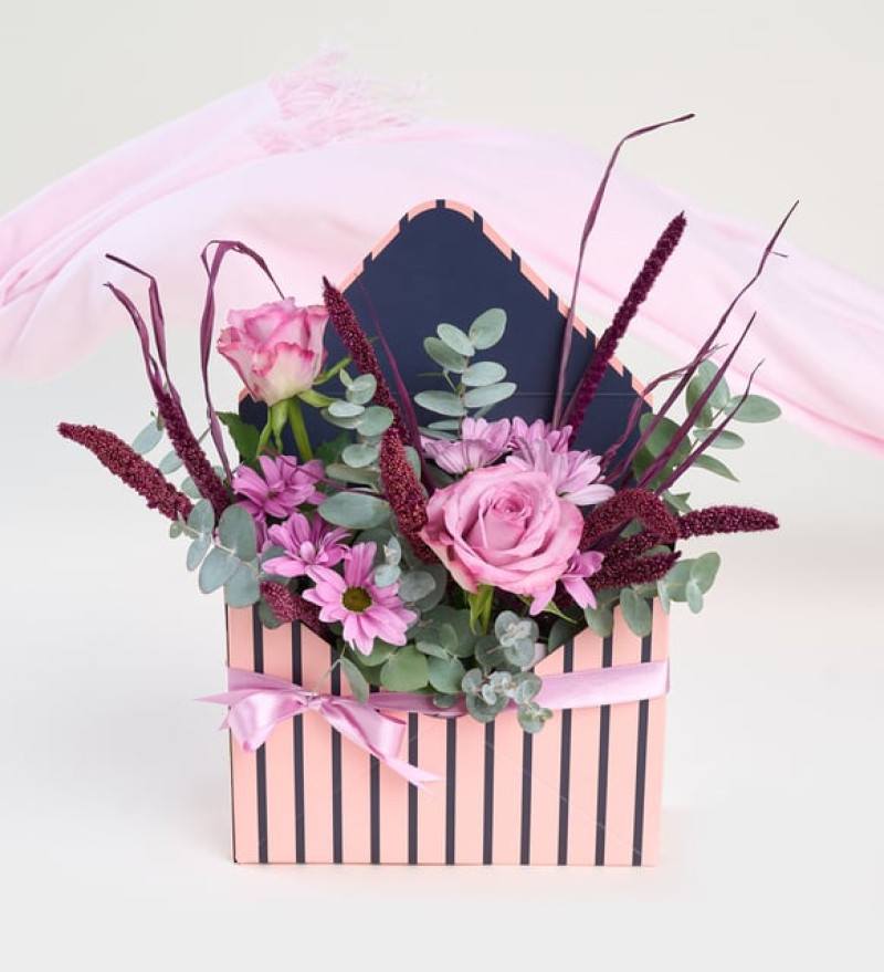 Mor Çizgili Zarfta Pembe Güller ve Papatyalar