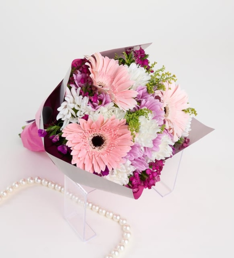 Gri Pembe Bukette Pembe Gerberalar ve Papatyalar