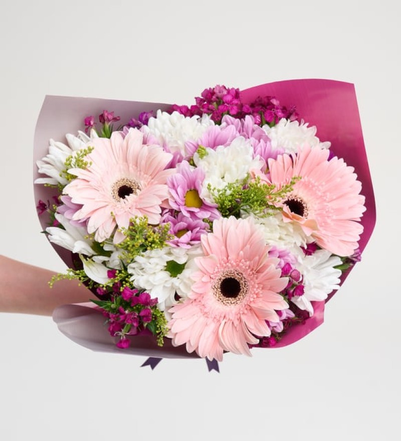 Gri Pembe Bukette Pembe Gerberalar ve Papatyalar
