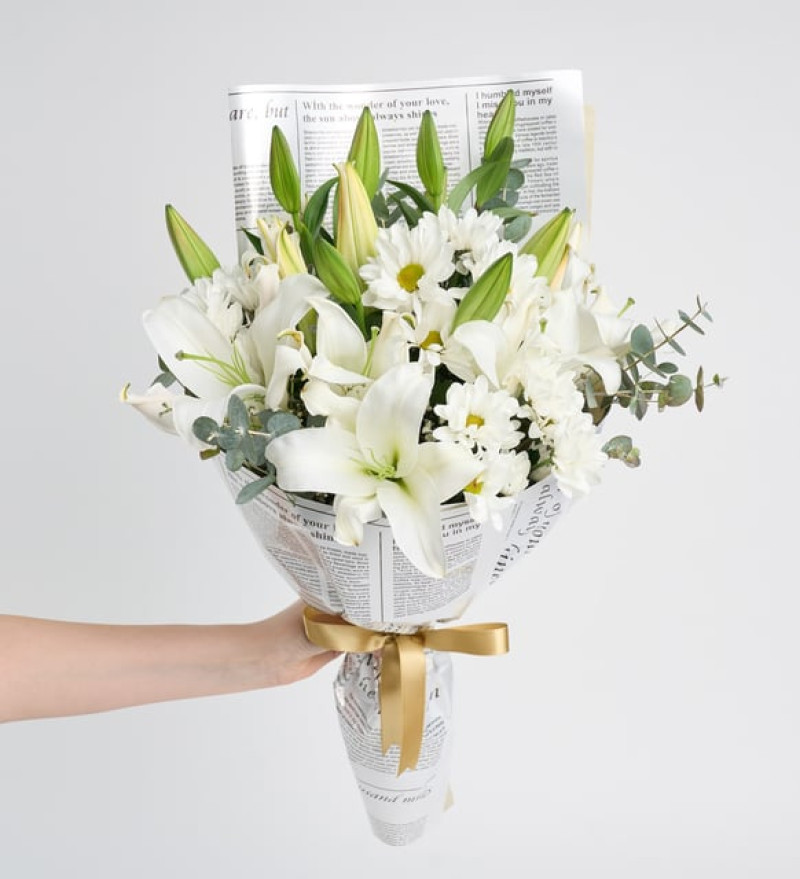 Desenli Tasarım Bukette Beyaz Lilyum ve Papatyalar